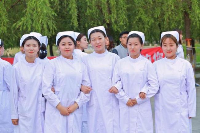 211大學招聘沒編制,兩個女生找不到工作,護理學本科不好就業?